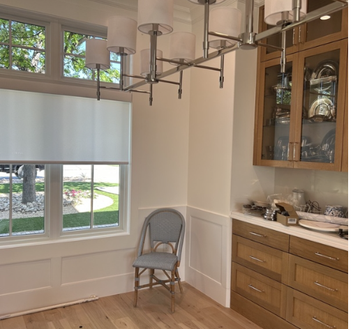 A kitchen with a chair and a window

AI-generated content may be incorrect.