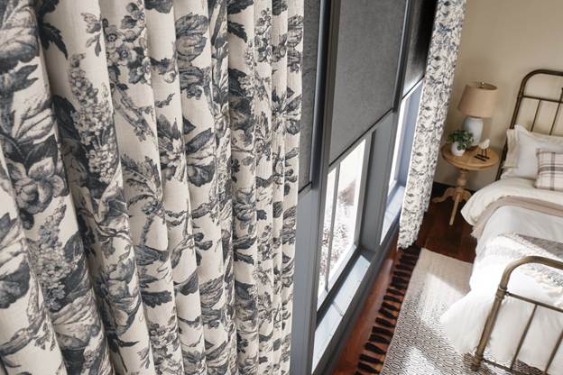 A room with a window and curtains

AI-generated content may be incorrect.