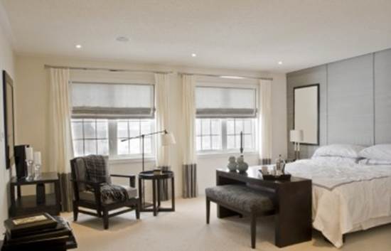 A bedroom with a desk and chair

AI-generated content may be incorrect.